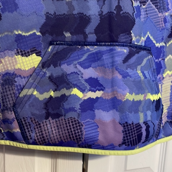 Under Armour sweatshirt in size Youth Medium YMD. NWOT - Picture 3 of 9